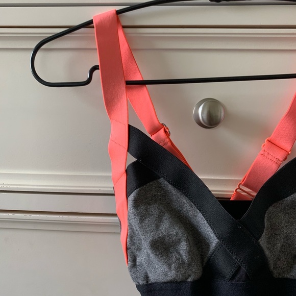 Aritzia sports bra - Picture 3 of 4